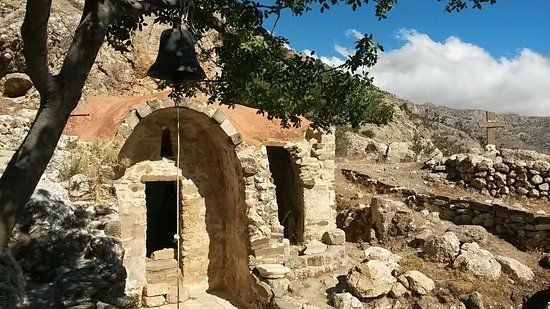 Σπηλαιώδης Ναός Άγιου Λουκά